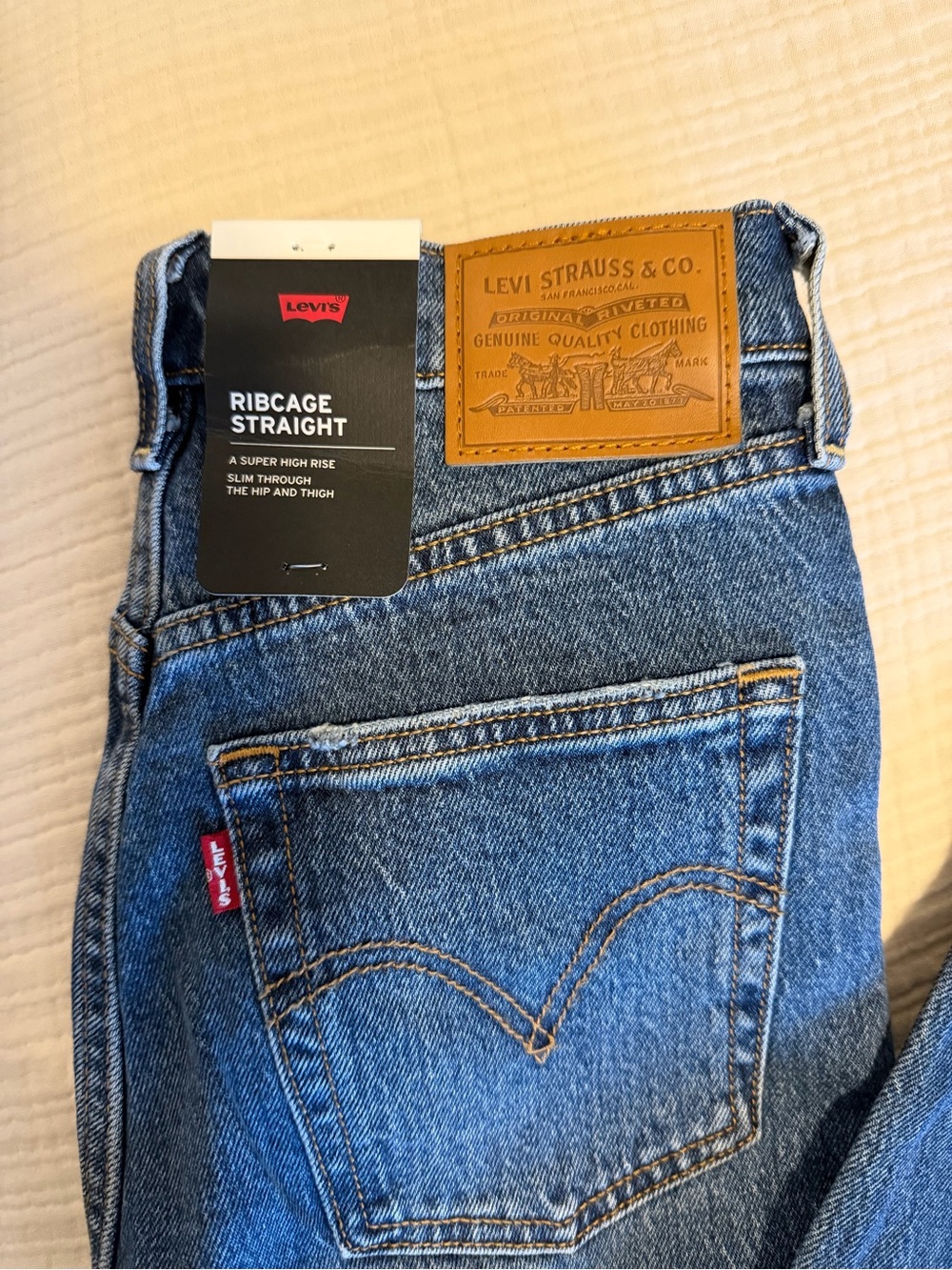 Levi’s Ribcage Straight Jeans - Picture 3 of 6